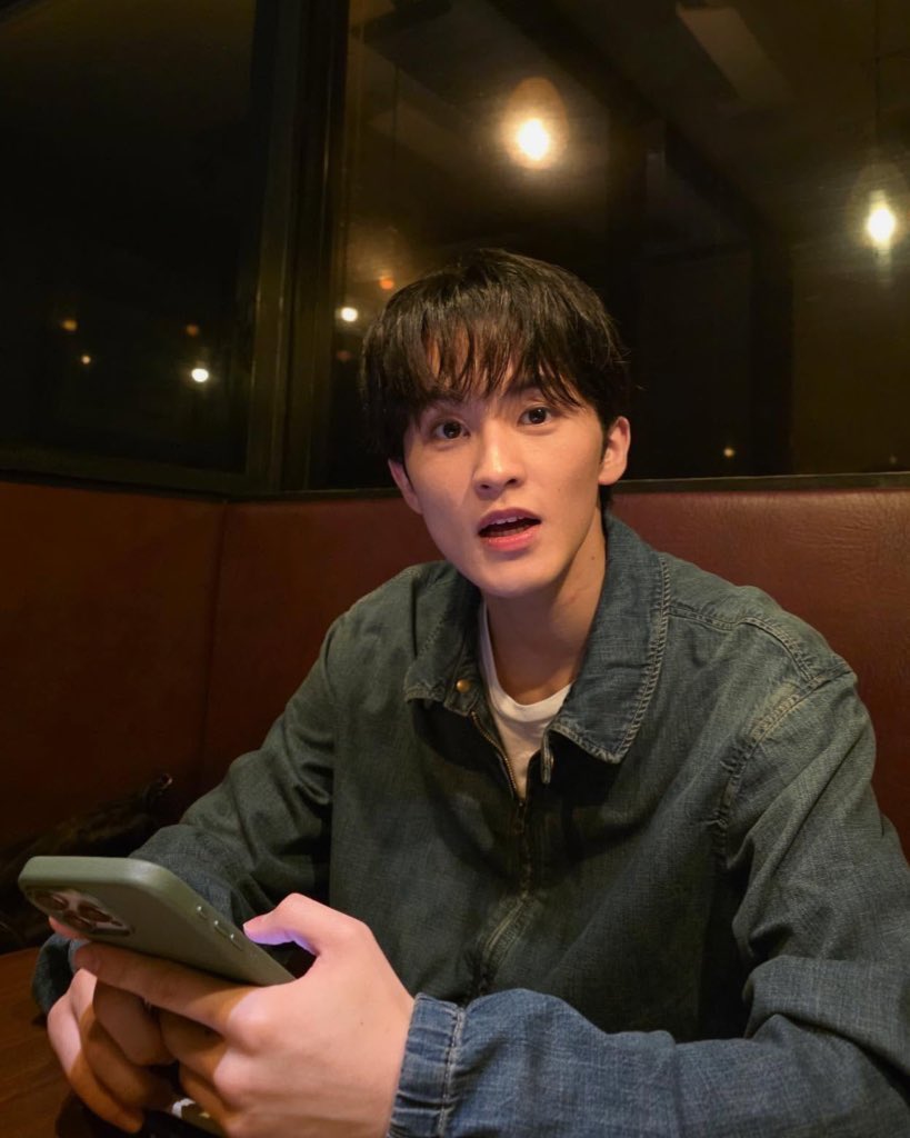 โต๊ะนั้นหรอที่ขอไลน์เธอ

ใช่แล้ว

มันไม่เห็นหรือไงว่าเค้ามากับบี๋