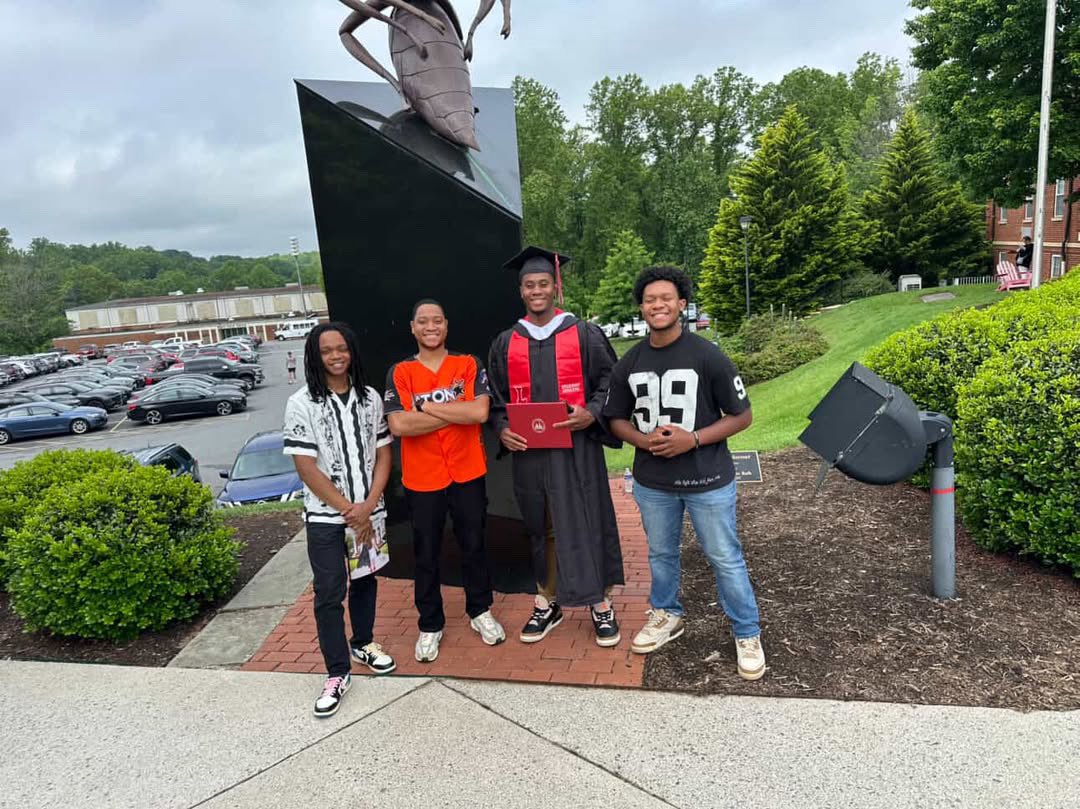 DDCCStormMBB's tweet image. Congratulations to Former Storm player Jonathan Foust! This past week Foust graduated from Lynchburg University. Also pictured with Foust is Dylan Hall, former Storm and current Lynchburg assistant.
#njcaa #jucoroduct #studentathlete #knowledgeispower📚