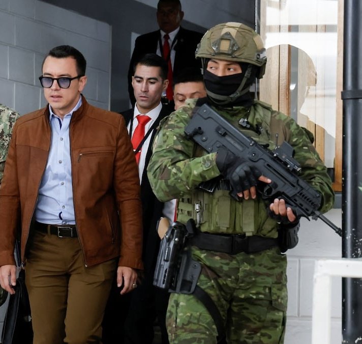 Libertador_Ec's tweet photo. Se viene una Ley a la Asamblea del Presidente Noboa al estilo Bukele🔥

Cualquier persona que porte un Tatuaje, se idenfique de algún GDO o tan solo pertenecer al mismo, 20 a 25 años de cárcel, no hace falta que cometa algún delito, es exactamente lo que voté 👏🇪🇨 https://t.co/DXe71LdHQ3