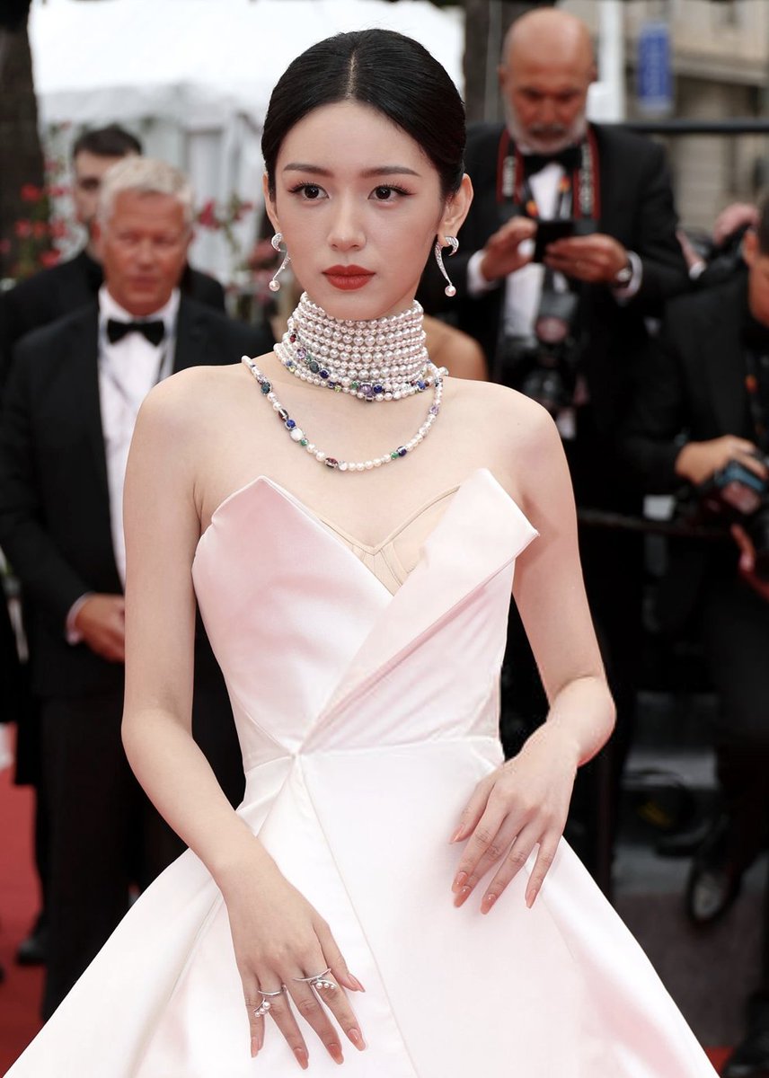 LaModeUnknown's tweet photo. The CLASSIEST Zhou Ye in pearls and a gorgeous white gown by ✨Alexis Mabille✨ Spring/Summer 2025 Couture at Cannes Film Festival — LOVE the look.🪡 https://t.co/GLBoQAxFy4