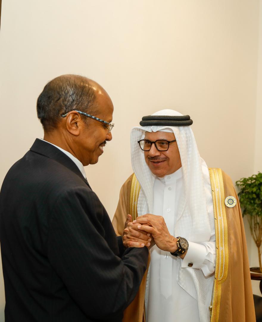 _AfricanUnion's tweet photo. On the margins of the 34th Arab League Summit, H.E. Chairperson of the  @_AfricanUnion Commission @ymahmoudali held constructive bilateral talks  with H.E. Dr. Abdullatif bin Rashid Al Zayani, Foreign Minister of the  Kingdom of #Bahrain. The meeting reaffirmed the shared commitment to  deepening partnership & cooperation on areas of mutual strategic  interest.

Read @ https://t.co/WwmXZcAzB1