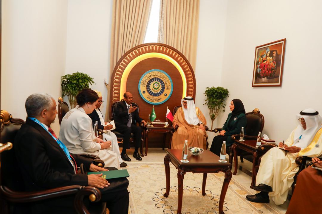 _AfricanUnion's tweet photo. On the margins of the 34th Arab League Summit, H.E. Chairperson of the  @_AfricanUnion Commission @ymahmoudali held constructive bilateral talks  with H.E. Dr. Abdullatif bin Rashid Al Zayani, Foreign Minister of the  Kingdom of #Bahrain. The meeting reaffirmed the shared commitment to  deepening partnership & cooperation on areas of mutual strategic  interest.

Read @ https://t.co/WwmXZcAzB1