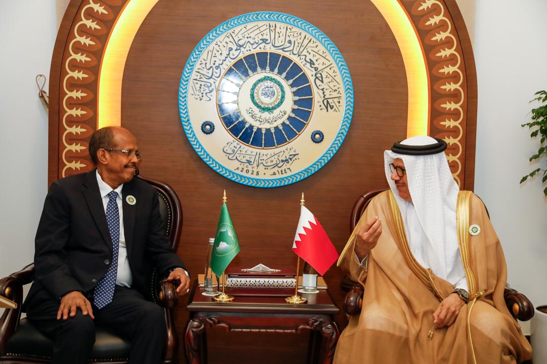 _AfricanUnion's tweet photo. On the margins of the 34th Arab League Summit, H.E. Chairperson of the  @_AfricanUnion Commission @ymahmoudali held constructive bilateral talks  with H.E. Dr. Abdullatif bin Rashid Al Zayani, Foreign Minister of the  Kingdom of #Bahrain. The meeting reaffirmed the shared commitment to  deepening partnership & cooperation on areas of mutual strategic  interest.

Read @ https://t.co/WwmXZcAzB1