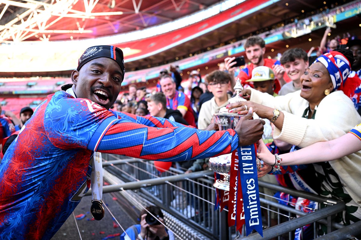 EmiratesFACup's tweet photo. Jean-Philippe Mateta shared the #EmiratesFACup trophy with his mother ❤️ https://t.co/JiIYNEuMD8