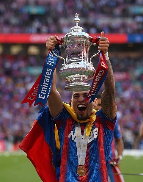 SVargasOK's tweet photo. 🇨🇴 La temporada de Daniel Muñoz es cosa seria:

🏟 35 partidos.
⚽ 4 goles.
🅰️ 5 asistencias.
🥈 2º máximo asistidor de Crystal Palace.

⭐ ¡Dio la asistencia más importante en la historia del club!
🏆 Campeón de la FA Cup (1º título en la historia del club).
✅ Clasificado a la UEFA Europa League 2025-2026.

🔥 ¡TOP!