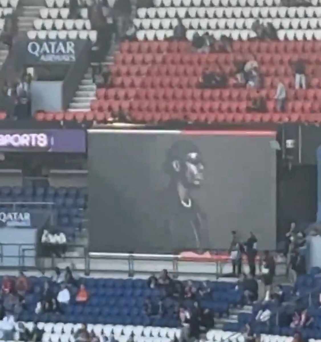 Footballdayy10's tweet image. Le Parc des Princes a rendu hommage au rappeur Werenoi !

🕊️