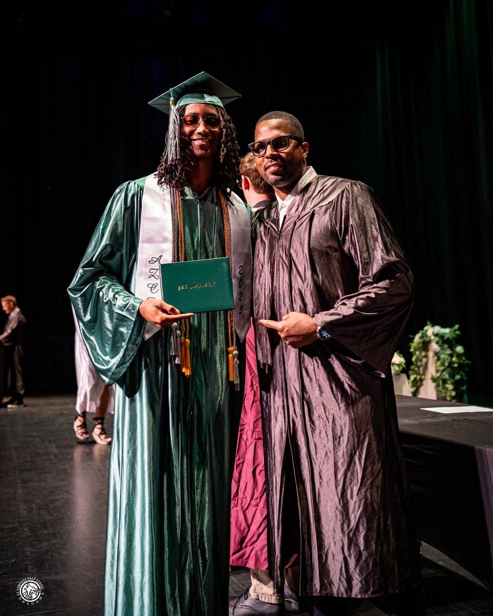 SkylineEd's tweet image. You did it, Class of 2025! We’re so proud of all you’ve accomplished 💚🎓🎉
