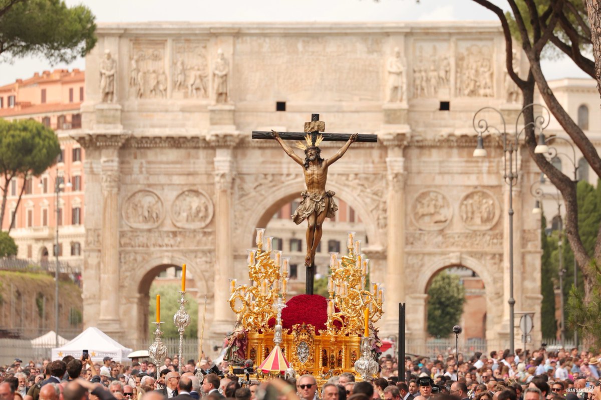 El Cristo de la Expiración <a href="/HdadCachorro/">El Cachorro</a> con el Arco de Constantino al fondo. 
#JubileoDeLasCofradias #ProcesionRoma25 
📸 <a href="/fransantiph/">Fran Santiago</a>