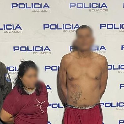 PoliciaEcuador's tweet image. DOS EXPENDEDORES DE DROGA APREHENDIDOS
En Machala, #ElOro, durante una intervención policial, mediante técnicas de investigación, se obtuvo conocimiento que un inmueble serviría como centro de acopio y expendio de sustancias sujetas a fiscalización.
En el lugar se aprehendió a…