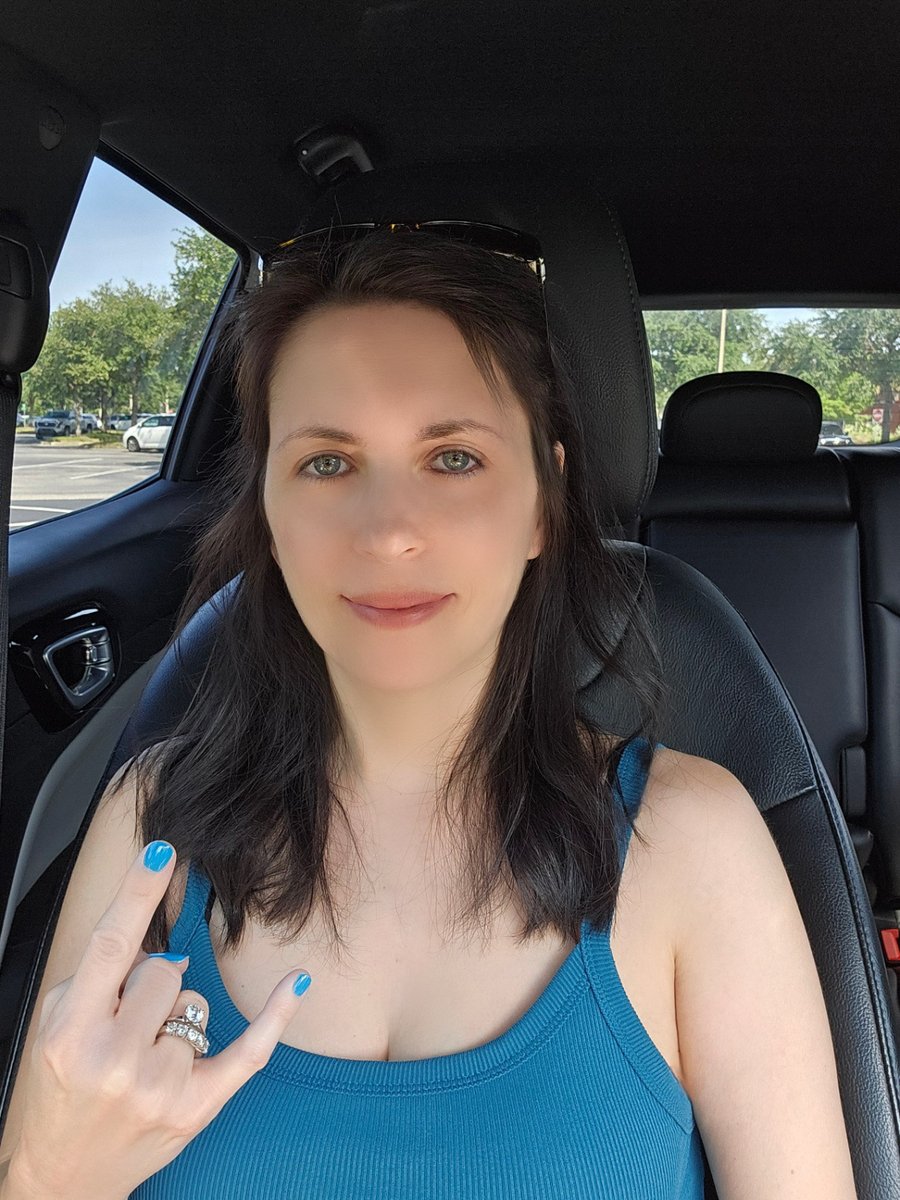 JillWinterMusic's tweet image. Good morning my friends! Hope you're enjoying your Saturday so far. This is a naturally sun streaked photo after I came out of the chiropractor. I love sunny days ❤️ #PositiveVibes #Florida #weekendvibes