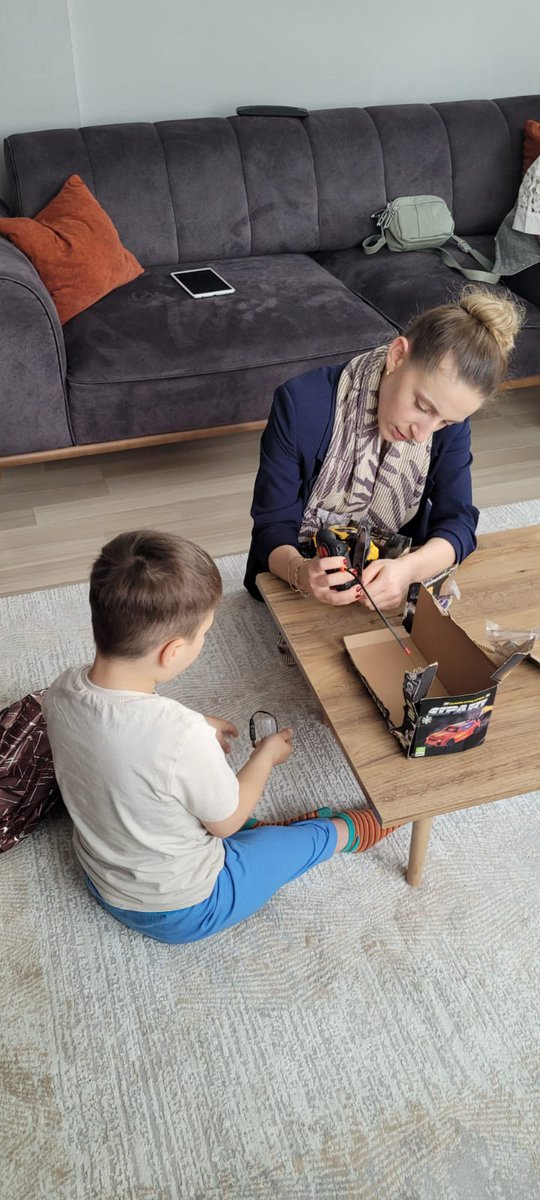 Kadın Kolları Başkanımız Nesrin İbrahimoğlu ve yönetim kurulu üyelerimizle birlikte 
Yeşilyurt Mahallesi'nde Yavuz ailesini ziyaret ederek engelli kardeşimizi sevgiyle kucakladık. Küçük kardeşimize oyuncak hediye ederek yüzünde bir tebessüm bırakmanın mutluluğunu yaşadık.