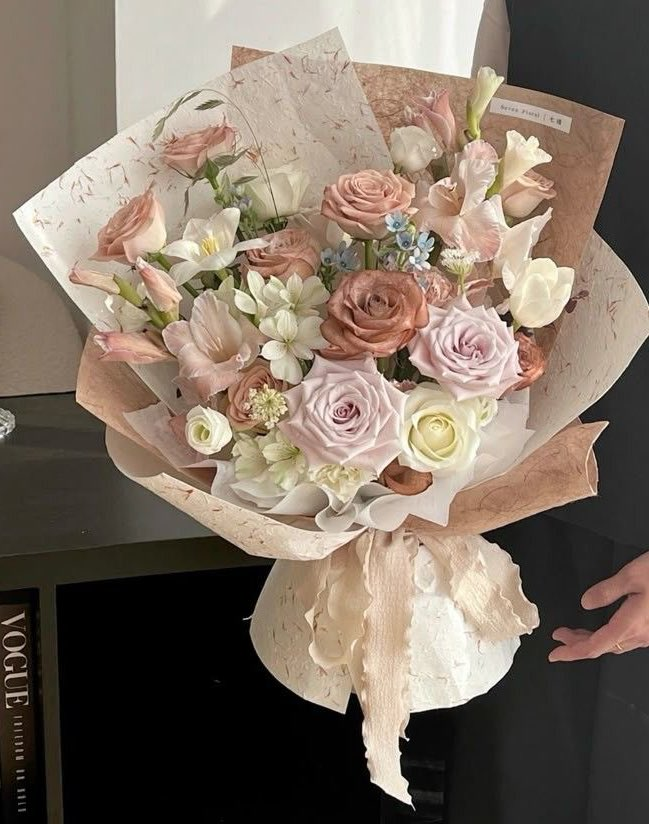 JangUnsu_HUU's tweet photo. #14Rose_HUU

[บริการฝากส่งดอกไม้ ถึงคุณ  @Seo_HUU]   

ช่อกุหลาที่หวานดูอบอุ่นสบายตา จัดวางอย่างเรียบร้อยปราณีตถูกนำมาส่งถึงคุณ ฝั่งผู้ส่งฝากข้อความถึงคุณว่า

"From your favorite man in the whole wide world"

ไม่ระบุผู้ส่ง https://t.co/XrEW8nr4k6
