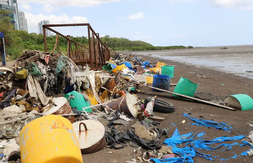 En la capital, cada lluvia arrastra toneladas de basura al mar. Tapamos alcantarillas, contaminamos ríos y destruimos manglares. ¿Dónde están los que decían defender el ambiente? Mientras protestaban contra Cobre Panamá.<a href="/Cobre_Panama/">Cobre Panamá</a> #AfRam <a href="/MiAmbientePma/">Ministerio de Ambiente de Panamá</a> #PanamaCityBeach #mina