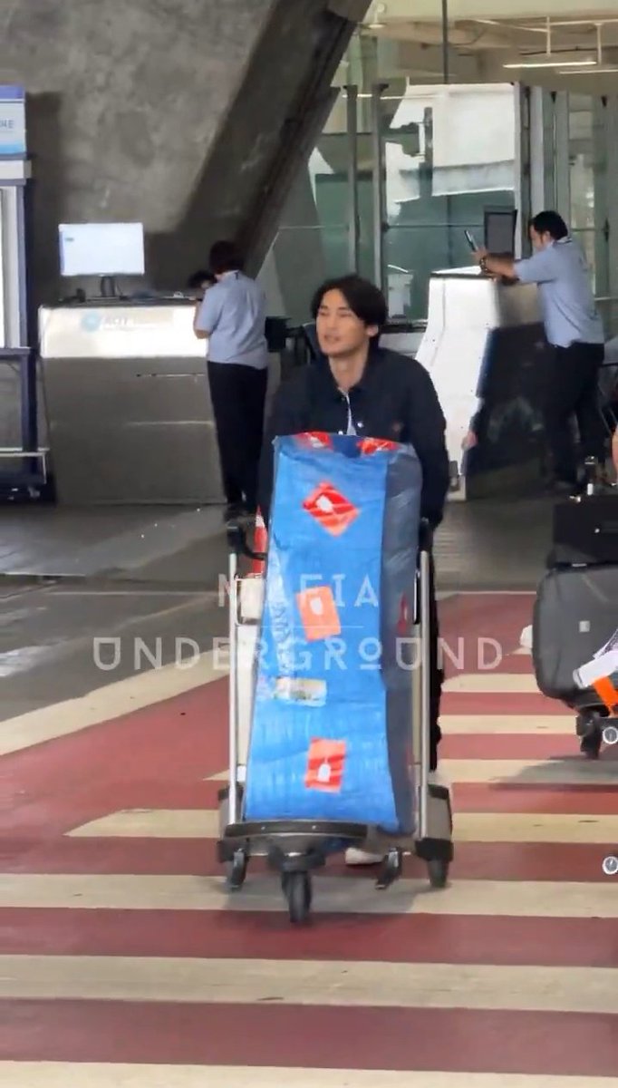 stroberilongkek's tweet photo. Kamu jauh2 ke Indo pulang bawa oleh2 patung ini tah Po.... Sangat berjiwa seni yahh 😭😭😭😭 https://t.co/VOD2T99e9P