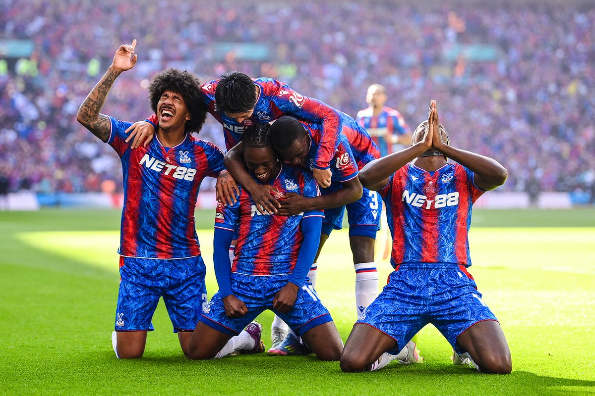 brfootball's tweet photo. What a moment for Crystal Palace 🦅 https://t.co/FZuVq2DRwq
