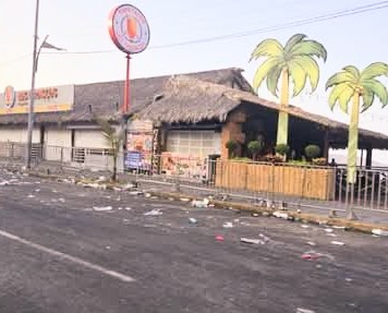 ElSoldeGuerrero's tweet photo. Así amaneció nuestro #Acapulco ☹️ gracias Aca-Motos. #Guerrero #México https://t.co/zdvQgslJ6j