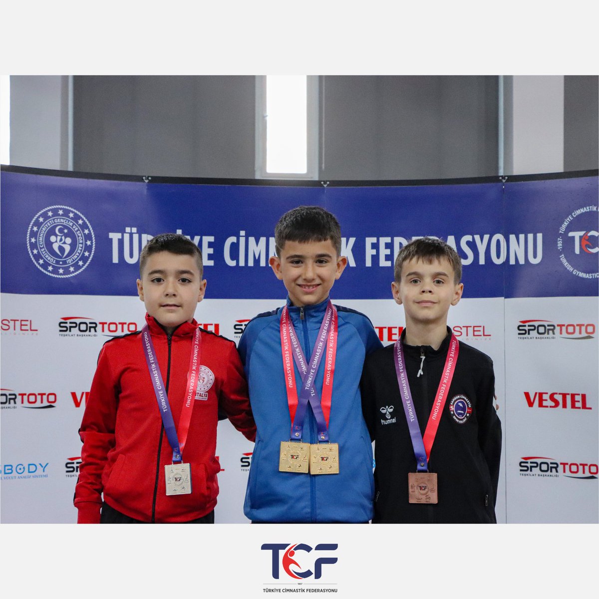 turkcimfed's tweet photo. Trampolin Cimnastik Kulüpler Arası Minikler Türkiye Şampiyonası / İstanbul

Erkekler Bireysel
🥇 Mustafa Gökalp Kumru (Çankırı G.S.K.)
🥈 Çağan Akdoğan (Antalya G.S.K.)
🥉 Muhammed Temel Özer (Samsun Ci̇mnasti̇k S.E.M. S.K.)

Sporcularımızı Tebrik Ederiz. 🤸‍♀️ https://t.co/FnV7WS5jgZ