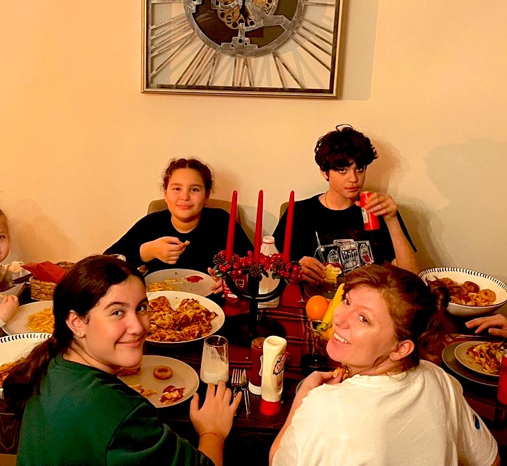 Dayımın evine geldim bir şey almaya şimdi. Yemek masasını gördüm. En son o sofrada çocuklara pizza partisi vermiştik. Aralık 2024. Şu an her şey batıyor bana.