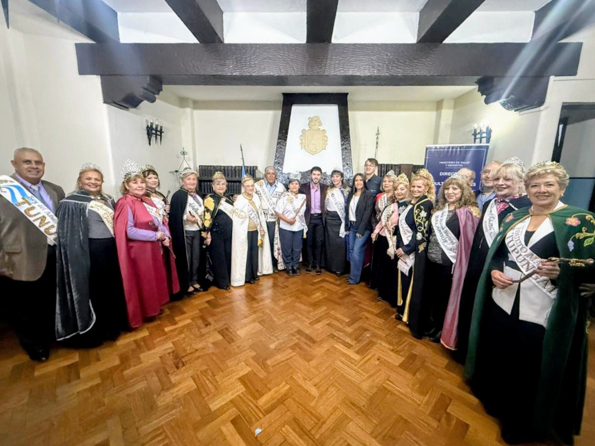 👑 ¡Grandes noticias! Se firmó el convenio de cooperación entre los Representantes Provinciales de Adultos Mayores en la Dirección. 

🫱🏾‍🫲🏽 Una jornada clave para fortalecer el trabajo en equipo entre los representantes de cada departamento.

¡Por un año de colaboraciones conjuntas!