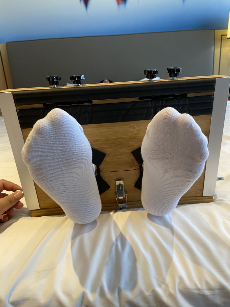 Grenade_TK's tweet photo. 『ee篇』
足枷初体验（本人也有！
上海某温柔r丝滑的手法让我自愧不如，每次都扬言只管责，但每次都以投降告终，可恨太过敏感，不然高低要🐍两架飞机下来✈️ https://t.co/hlqYVS7g0T