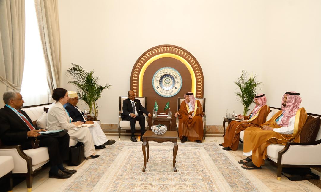 _AfricanUnion's tweet photo. H.E. @ymahmoudali, the Chairperson of the AU Commission met with H.E.  Mr. Waleed El Khereiji, Deputy Minister of Foreign Affairs of the  Kingdom of #SaudiArabia on the sidelines of the Arab League in Baghdad,  for fruitful discussions on enhancing the Kingdom’s partnership and  support to the African Union’s efforts in promoting peace, development,  and regional integration.

Read @ https://t.co/z2C9GBWT11