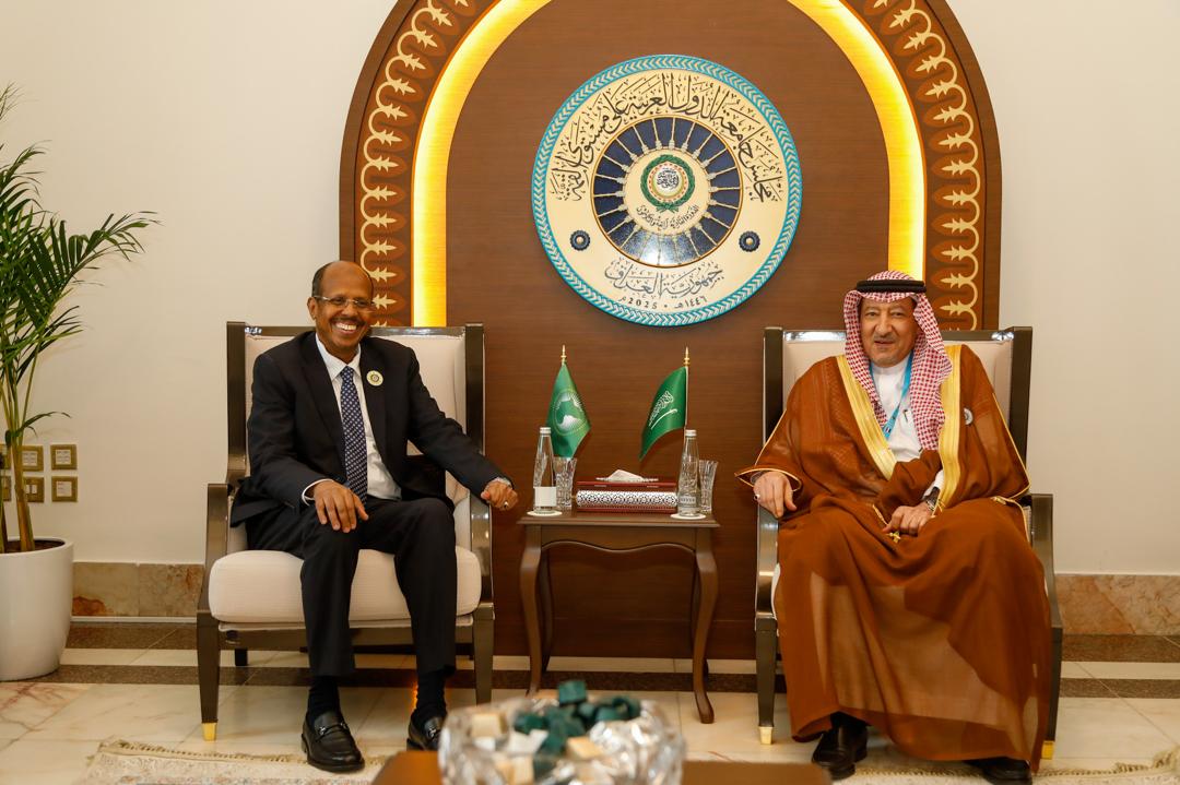 _AfricanUnion's tweet photo. H.E. @ymahmoudali, the Chairperson of the AU Commission met with H.E.  Mr. Waleed El Khereiji, Deputy Minister of Foreign Affairs of the  Kingdom of #SaudiArabia on the sidelines of the Arab League in Baghdad,  for fruitful discussions on enhancing the Kingdom’s partnership and  support to the African Union’s efforts in promoting peace, development,  and regional integration.

Read @ https://t.co/z2C9GBWT11
