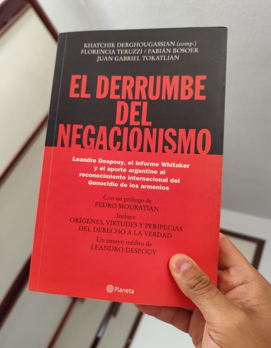 MartinezMolinaM's tweet photo. ¿Sabes qué es el negacionismo? ❌🧠
Es la postura que consiste en negar hechos, evidencias o realidades comprobadas por la comunidad científica, histórica o social, muchas veces por motivos ideológicos, políticos o religiosos.
Un ejemplo es el #GenocidioArmenio, tema central de este libro. 📖🕯️