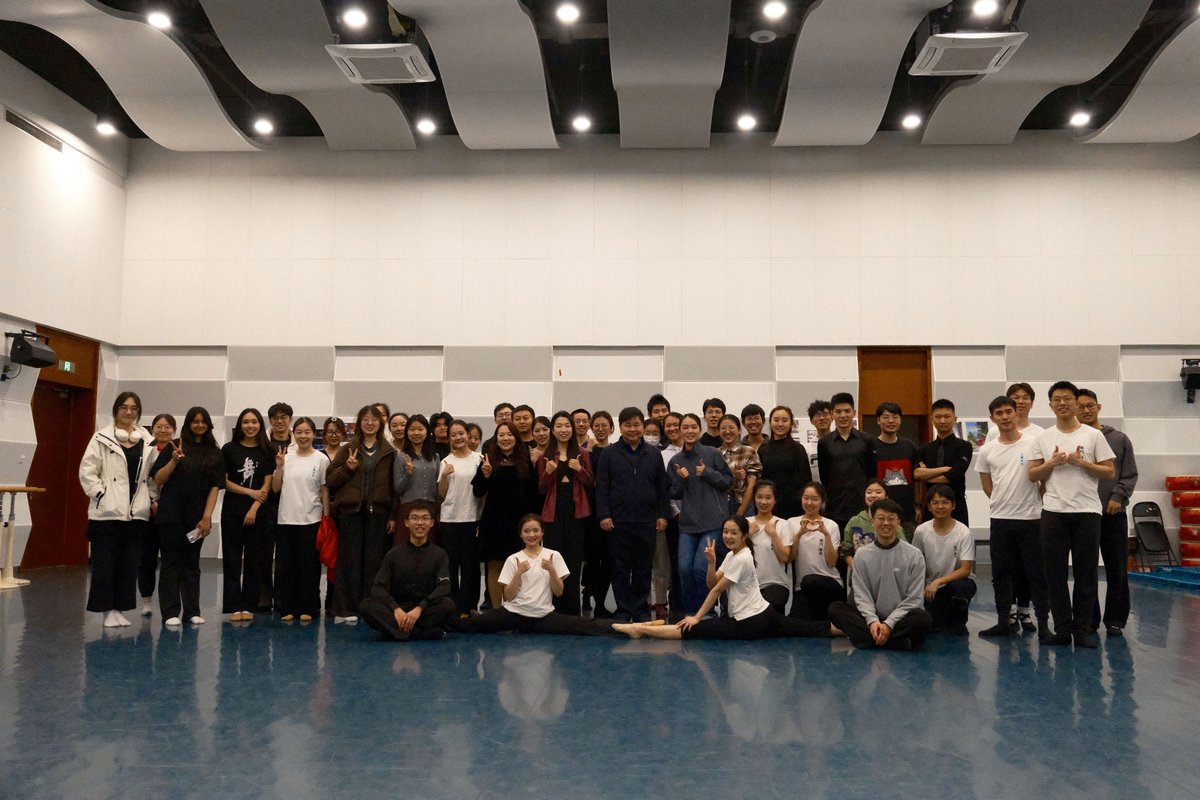Tsinghua_Uni's tweet photo. Ready to groove? In a joint practice for #Teambuilding, #NextGen of the Student Art troupe Dance Team and the Ballroom Dance Team shared signature moves, #dance repertoire, and showcased their #Improvisational choreo for an artistic exchange across styles! https://t.co/KH5TiRVjO0