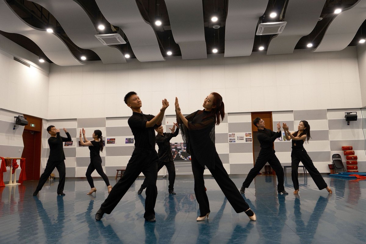 Tsinghua_Uni's tweet photo. Ready to groove? In a joint practice for #Teambuilding, #NextGen of the Student Art troupe Dance Team and the Ballroom Dance Team shared signature moves, #dance repertoire, and showcased their #Improvisational choreo for an artistic exchange across styles! https://t.co/KH5TiRVjO0