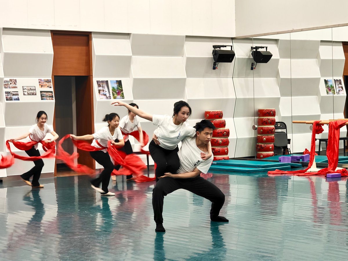 Tsinghua_Uni's tweet photo. Ready to groove? In a joint practice for #Teambuilding, #NextGen of the Student Art troupe Dance Team and the Ballroom Dance Team shared signature moves, #dance repertoire, and showcased their #Improvisational choreo for an artistic exchange across styles! https://t.co/KH5TiRVjO0