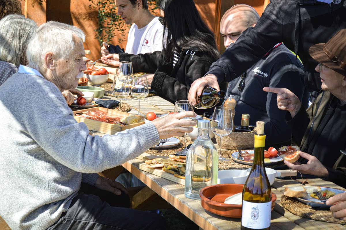 FincaMasPerdut's tweet photo. 🍷 Un tast de vins ben diferent!
Entre vins d’autor i productes de proximitat, t’oferim una experiència 100% autèntica.
Perquè el que és fet amb ànima… es nota!
#baixpenedes #santaoliva #vinsdautor #masperdut https://t.co/NbDSAGC0mp