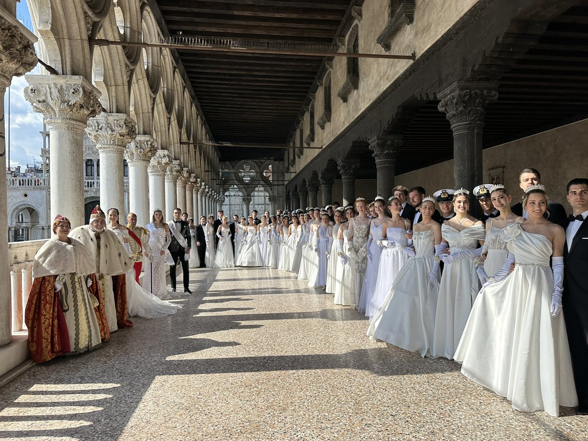 Venezia Unica (@veneziaunica) on Twitter photo <a href="/SerenissimaVe/">VeneziaSerenissima</a> <a href="/LuigiBrugnaro/">Luigi Brugnaro</a> <a href="/comunevenezia/">Comune di Venezia</a> <a href="/CMVenezia/">CittaMetropolitanaVE</a> <a href="/fdovenice/">Fabrizio D'Oria</a> E dopo l’incoronazione, una trionfale sfilata in Piazza San Marco, conclusa con un Walzer ✨ <a href="/SerenissimaVe/">VeneziaSerenissima</a> <a href="/LuigiBrugnaro/">Luigi Brugnaro</a> <a href="/comunevenezia/">Comune di Venezia</a> <a href="/CMVenezia/">CittaMetropolitanaVE</a> <a href="/fdovenice/">Fabrizio D'Oria</a> E dopo l’incoronazione, una trionfale sfilata in Piazza San Marco, conclusa con un Walzer ✨