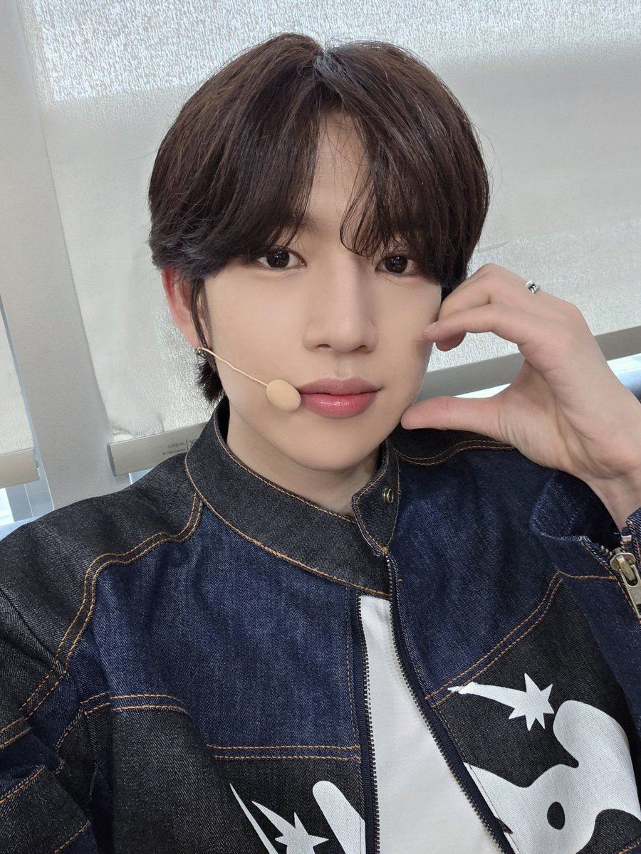 [🌠] #김민재_DID
안녕하세요 아이딧 김민재입니다!😎 오늘 음악중심을 무사히 마쳤습니다!👏👏 
확실히 경험이 쌓이니까 하루하루 성장하고 있는 것 같아서 뿌듯하고, 앞으로 열심히 해서 많이 많이 성장하고 싶습니다! 기대해 주세요!! 
그리고 오늘도 팬분들의 힘찬 응원을 받으니, 제가 무대를