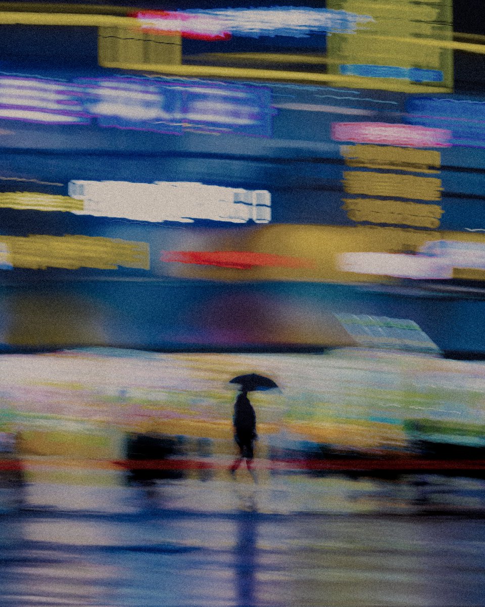 jonathanbertin's tweet photo. Séoul sous la pluie c'est un autre monde, ces parapluies, ces néons, y'avait une ambiance incroyable, ça m'a inspiré pour créer ces images 📸 https://t.co/FL5dFeh8Cq