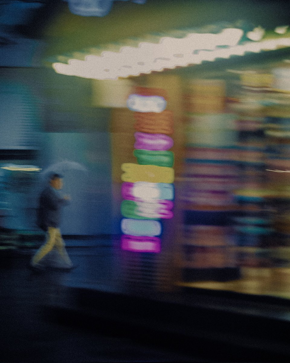 jonathanbertin's tweet photo. Séoul sous la pluie c'est un autre monde, ces parapluies, ces néons, y'avait une ambiance incroyable, ça m'a inspiré pour créer ces images 📸 https://t.co/FL5dFeh8Cq