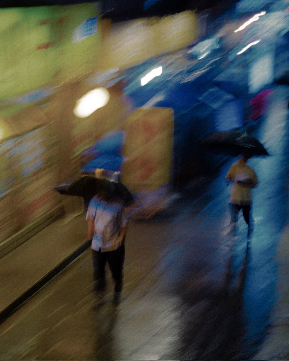 jonathanbertin's tweet photo. Séoul sous la pluie c'est un autre monde, ces parapluies, ces néons, y'avait une ambiance incroyable, ça m'a inspiré pour créer ces images 📸 https://t.co/FL5dFeh8Cq
