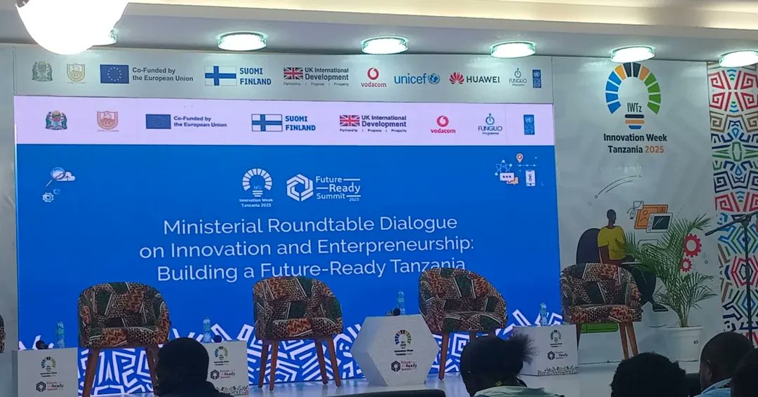 gipafoods's tweet photo. GIPA FOODS  imekuwa miongoni mwa wadau muhimu walioshiriki Wiki ya Ubunifu Tanzania 2025, tukio lililoandaliwa kwa mafanikio makubwa kwa ushirikiano wa UNDP kupitia Programu ya FUNGUO, Vodacom Tanzania, na COSTECH, likiwa na lengo la kuimarisha ekosistemi ya ubunifu na kuchochea mabadiliko ya kidijitali kwa maendeleo endelevu ya taifa letu.

Kupitia uwakilishi wa Mkurugenzi wetu, Ndugu Gideon Kalimanzira, tulishiriki katika majadiliano ya kimkakati na Mawaziri kuhusu Ubunifu na Ujasiriamali, yaliyoangazia namna ya kujenga Tanzania yenye uwezo wa kukabiliana na changamoto za baadaye — "Future-Ready Tanzania".

Mdahalo umemhusisha Waziri wa Nchi Mipango na Uwekezaji Mhe. Prof. Kitila Mkumbo na Naibu Waziri, Ofisi ya Waziri Mkuu (Kazi, Vijana, Ajira na Wenye Ulemavu) Mhe. Patrobas Katambi na Waziri wa Elimu, Sayansi na Teknolojia, Mhe. Prof.  Adolf Mkenda. 

Tunashukuru kwa nafasi hii adhimu ya kuwa moja ya wawakilishi katika sekta ya usindikaji wa kilimo na mchango wa gipa foods katika kusaidia maendeleo ya viwanda vya chakula, ajira, na ukuaji wa uchumi kupitia ubunifu.