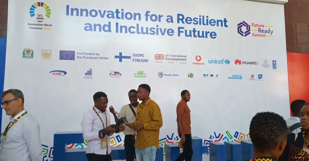 gipafoods's tweet photo. GIPA FOODS  imekuwa miongoni mwa wadau muhimu walioshiriki Wiki ya Ubunifu Tanzania 2025, tukio lililoandaliwa kwa mafanikio makubwa kwa ushirikiano wa UNDP kupitia Programu ya FUNGUO, Vodacom Tanzania, na COSTECH, likiwa na lengo la kuimarisha ekosistemi ya ubunifu na kuchochea mabadiliko ya kidijitali kwa maendeleo endelevu ya taifa letu.

Kupitia uwakilishi wa Mkurugenzi wetu, Ndugu Gideon Kalimanzira, tulishiriki katika majadiliano ya kimkakati na Mawaziri kuhusu Ubunifu na Ujasiriamali, yaliyoangazia namna ya kujenga Tanzania yenye uwezo wa kukabiliana na changamoto za baadaye — "Future-Ready Tanzania".

Mdahalo umemhusisha Waziri wa Nchi Mipango na Uwekezaji Mhe. Prof. Kitila Mkumbo na Naibu Waziri, Ofisi ya Waziri Mkuu (Kazi, Vijana, Ajira na Wenye Ulemavu) Mhe. Patrobas Katambi na Waziri wa Elimu, Sayansi na Teknolojia, Mhe. Prof.  Adolf Mkenda. 

Tunashukuru kwa nafasi hii adhimu ya kuwa moja ya wawakilishi katika sekta ya usindikaji wa kilimo na mchango wa gipa foods katika kusaidia maendeleo ya viwanda vya chakula, ajira, na ukuaji wa uchumi kupitia ubunifu.