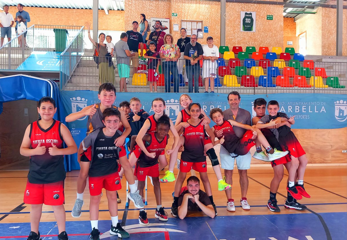 PacoGuiradoEF's tweet photo. Nuestro Mini @CDJPuertaOscura viajaba hasta Marbella 🚌, con varias bajas importantes 🤕… pero eso no nos detuvo.
Lucharon cada balón, no bajaron los brazos nunca y… ¡VICTORIA ÉPICA! 🏀🔥
Este equipo tiene garra y corazón… ¡Menuda demostración!
#ModoPlayOff #OrgulloMini https://t.co/uV9PfoZlNG
