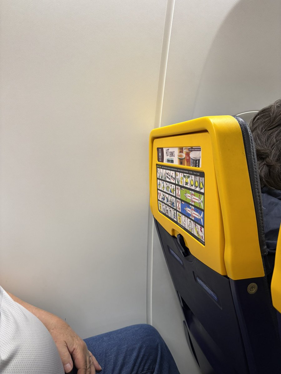 stew2676's tweet photo. @Ryanair did not realise when booking a window seat that I had to pay extra to have the view https://t.co/aj0dz9LgXd