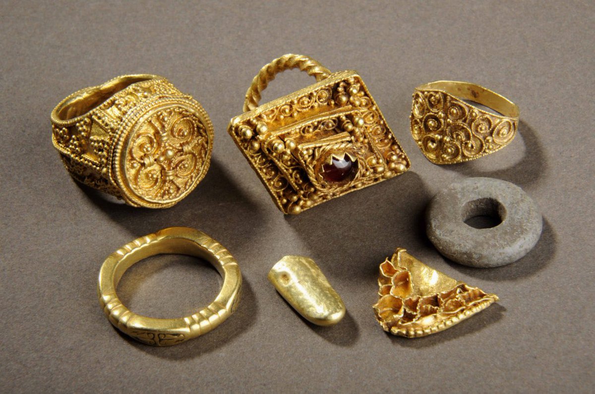 Tiny Saxon Pendant Unearthed in Leeds Reveals Big Clues About Early Medieval Life. An exquisite Saxon pendant, hidden beneath a Leeds field for over 1,200 years, is offering historians a remarkable window into early medieval life in Yorkshire leedsstar.app/t/tiny-saxon-p… #Leeds