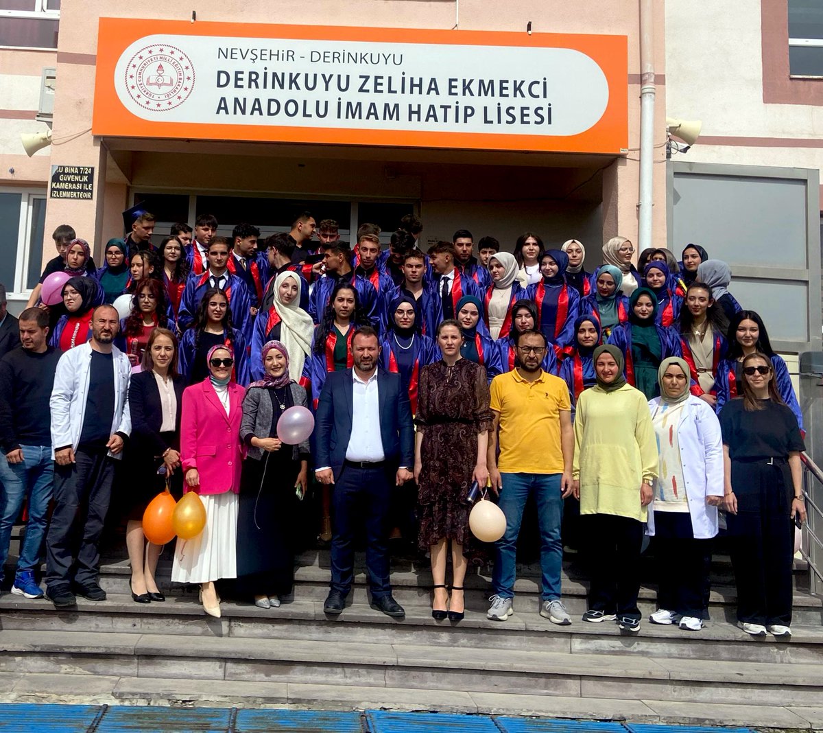 DerinkuyuL's tweet photo. 2024-2025 Eğitim Öğretim yılında mezun olan öğrencilerimiz için konferans salonumuzda anlamlı bir tören düzenlendi.
Mezuniyet törenine İlçe Kaymakamımız Sn. Esra BOZAN, İlçe Milli Eğitim Müdürü Yavuz Selim YILDIRIM, Kurum müdürleri, Okul idaresi, Öğretmenler ve Veliler katıldı. https://t.co/dXaHG2md41