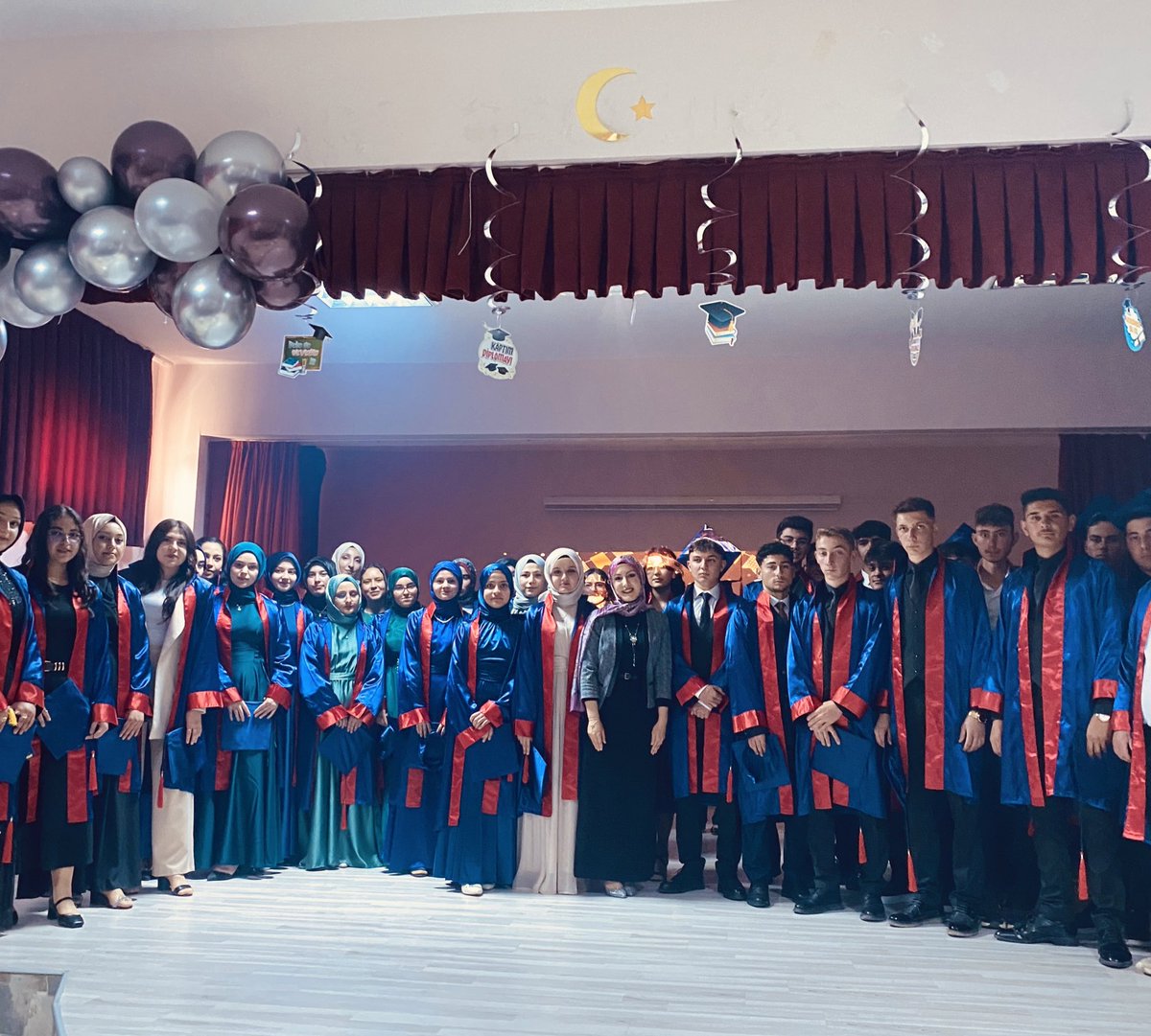 DerinkuyuL's tweet photo. 2024-2025 Eğitim Öğretim yılında mezun olan öğrencilerimiz için konferans salonumuzda anlamlı bir tören düzenlendi.
Mezuniyet törenine İlçe Kaymakamımız Sn. Esra BOZAN, İlçe Milli Eğitim Müdürü Yavuz Selim YILDIRIM, Kurum müdürleri, Okul idaresi, Öğretmenler ve Veliler katıldı. https://t.co/dXaHG2md41