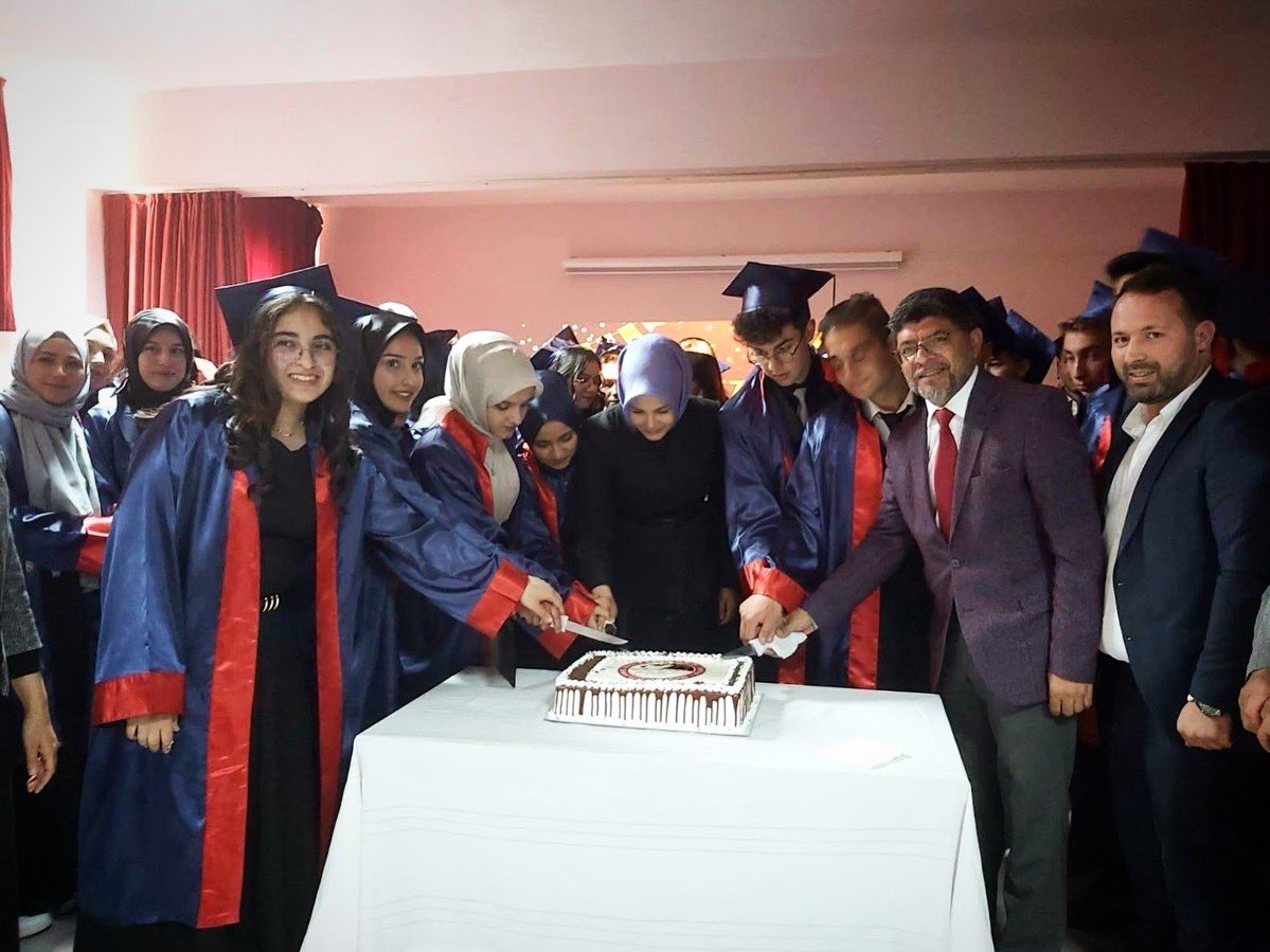 DerinkuyuL's tweet photo. 2024-2025 Eğitim Öğretim yılında mezun olan öğrencilerimiz için konferans salonumuzda anlamlı bir tören düzenlendi.
Mezuniyet törenine İlçe Kaymakamımız Sn. Esra BOZAN, İlçe Milli Eğitim Müdürü Yavuz Selim YILDIRIM, Kurum müdürleri, Okul idaresi, Öğretmenler ve Veliler katıldı. https://t.co/dXaHG2md41