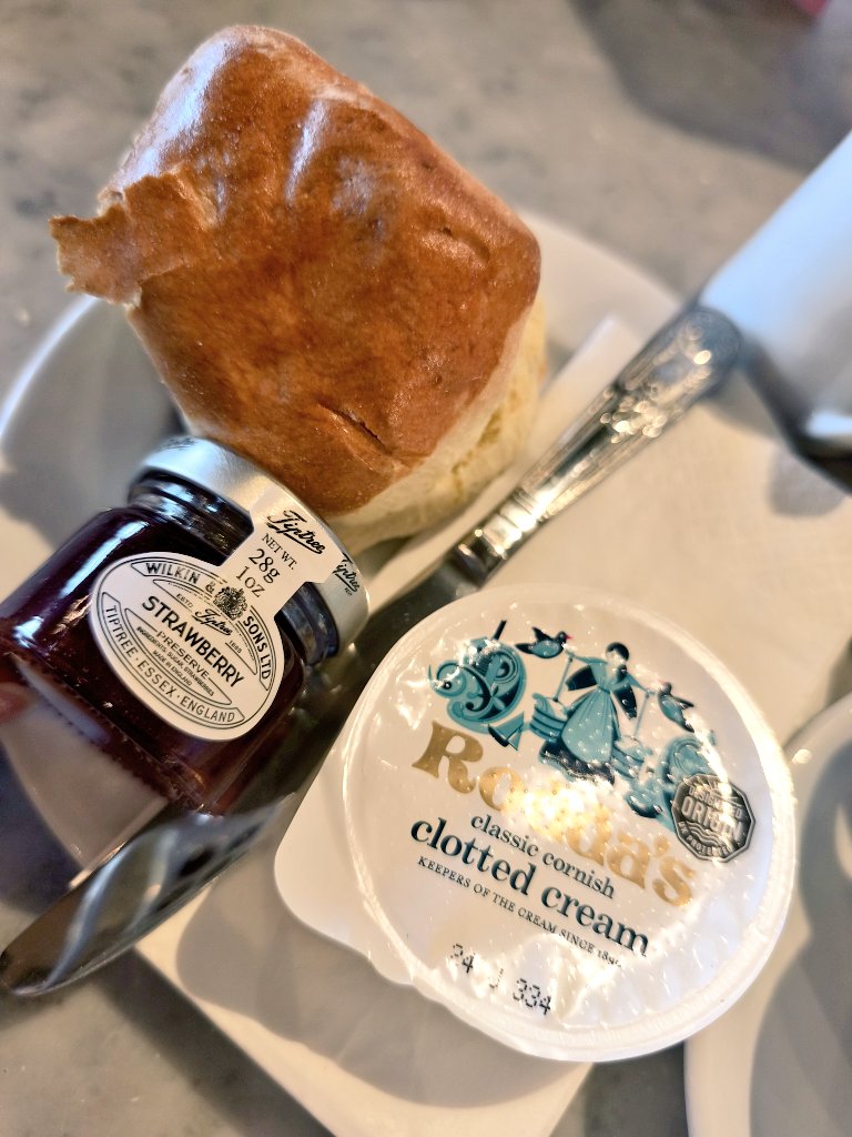 annaebisuanna's tweet photo. アフタヌーンティーは
いつも食べきれない⋯
ので
クリームティ
(スコーンと紅茶のセット)
おっきいスコーン
これが本当に
めちゃめちゃ美味しかった✨️
さすが本場🇬🇧
#JohnLewisPartners
#イギリス
#ロンドン
#LONDON
#ハフキンス
#HUFFKINS https://t.co/c710FfcL6g
