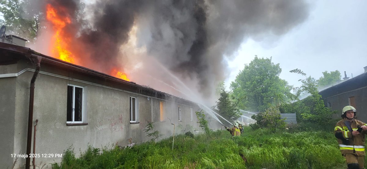 Po kilkugodzinnej akcji gaśniczej zakończyły się działania tarnowskich strażaków przy pożarze pustostanów na ulicy Krzyskiej. Nie znaleziono żadnych osób poszkodowanych <a href="/RadioKrakow/">Radio Kraków</a> 
fot. PSP Tarnów