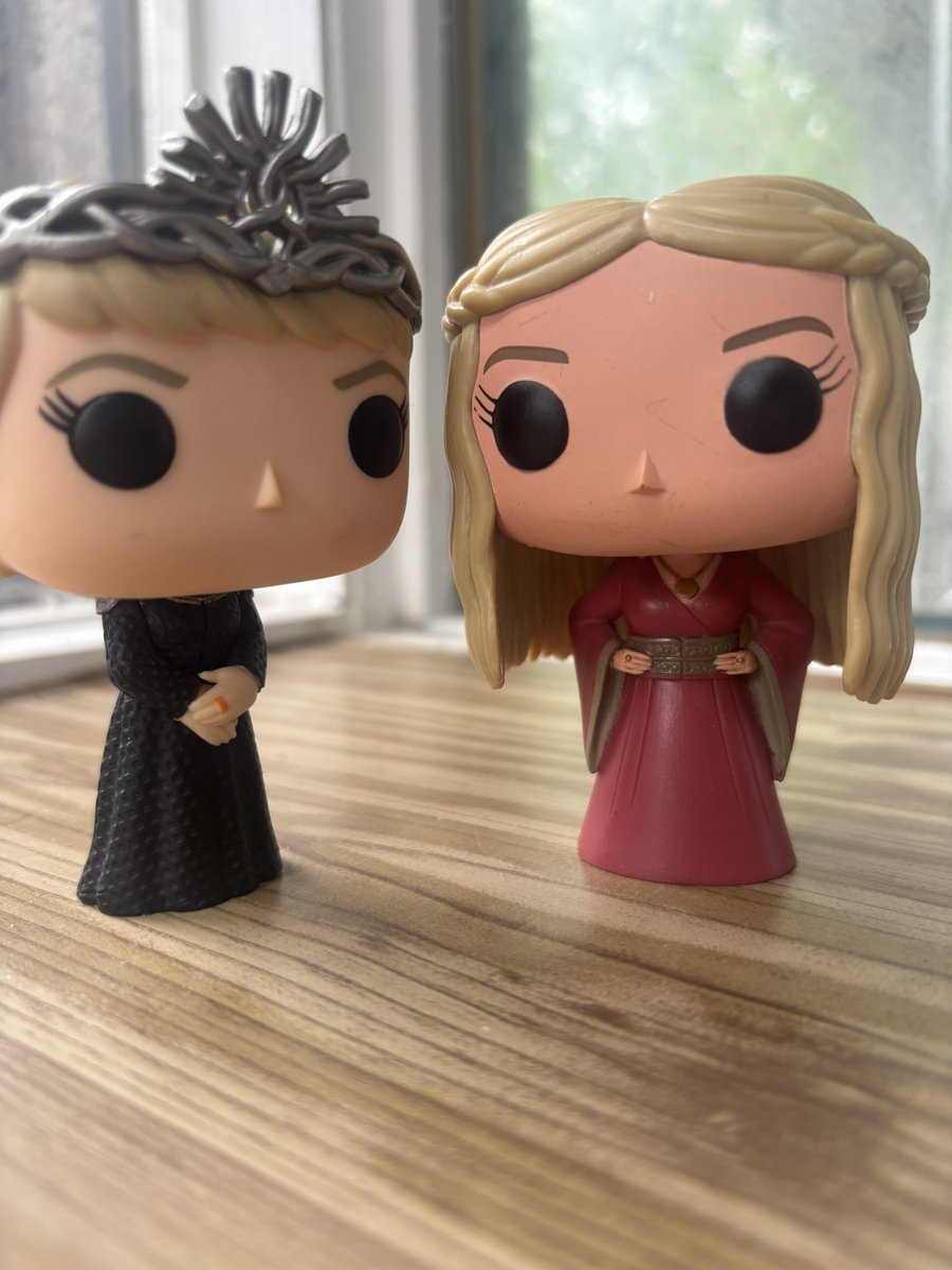cerseidefender's tweet photo. my cersei funkos came in and yes i made them kiss https://t.co/g9IW5gJiae