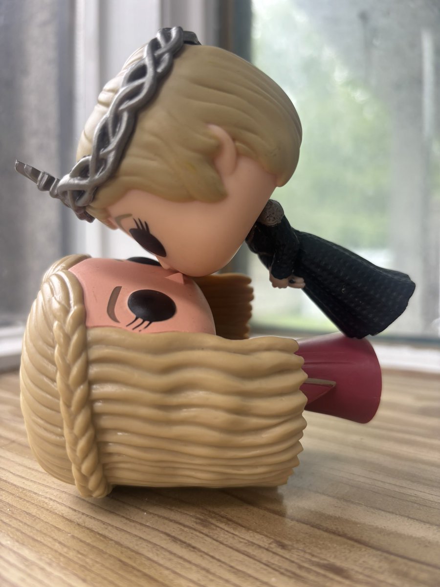 cerseidefender's tweet photo. my cersei funkos came in and yes i made them kiss https://t.co/g9IW5gJiae