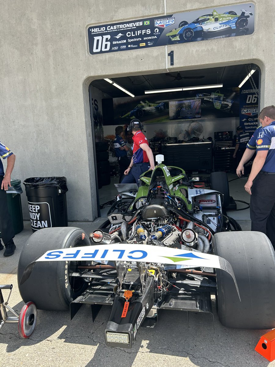 Estou na garagem do Helio e a informacao é que o time preferiu perder a posicao de qualificacao, esperar ate todos se classificarem e aí fazer as 4 voltas rapidas, a informacao que teve falha na inspecao nao procede.