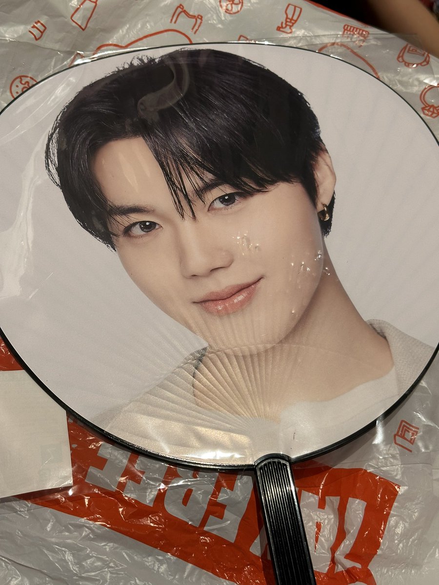 หิ้วของให้ลคแบบใด แบบฝนตก แบบพะรุงพะรัง พัดนดยพังอีก ชิ้นนี้รับผิดชอบเองโดยแม่ค้าฮะเดวไปซื้อให้ลคใหม่ 

ถ้าใครไม่ซีเรื่องตำหนิหนักๆๆ เราแจกให้ฟรีค่า ขอแค่ค่าส่ง 60 ems ค่า🫶🏻 เป็นของใหม่ไม่แกะ แค่น้องจะเปนรอยพังๆจากการที่ของมันไปกระแทกโดนพัดค่ะ🥺 

ขออนุญาตสุ่มแจกจากรีทวิตนะคะ🙇🏻‍♀️